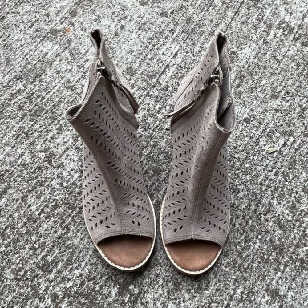 Toms Women's Majorca Peep Toe‎ Booties Perforated Leaf Suede Side Zipper Size 6